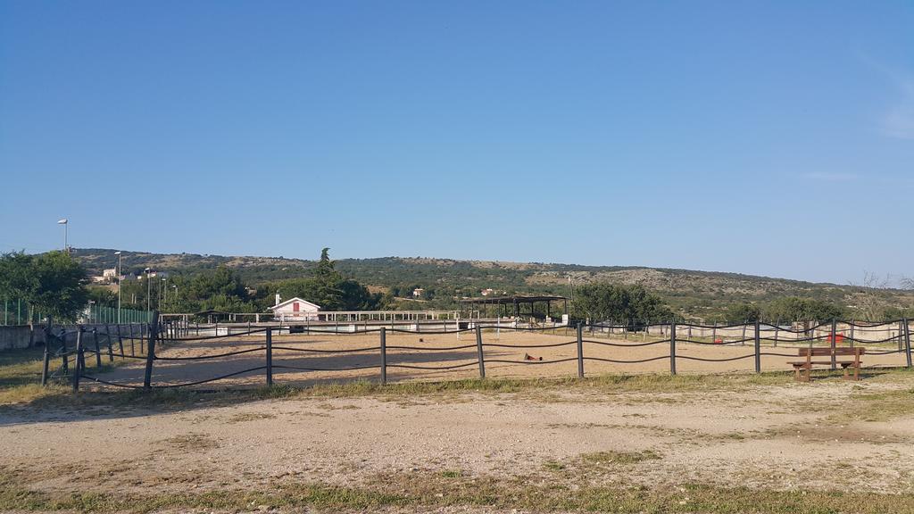 Monte SantʼAngelo Hotel Menta E Rosmarino מראה חיצוני תמונה